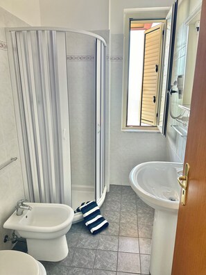 Shower, hair dryer, bidet, towels - Cozy apartment in Tropea the pearl of the Tyrrhenian Sea (Tropea)