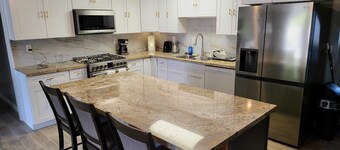 Spacious 6-bedroom house in charming in Antelope Valley