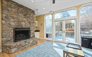 Smart TV - 6BR w/ Pool near Wintergreen & Wineries, Sleeps 19 (Nellysford)
