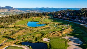 Ein Golfplatz mit mehreren Bunker und Wasserhindernissen.