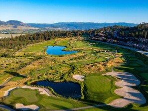 Un campo de golf con varios bunkers y obstáculos acuáticos.