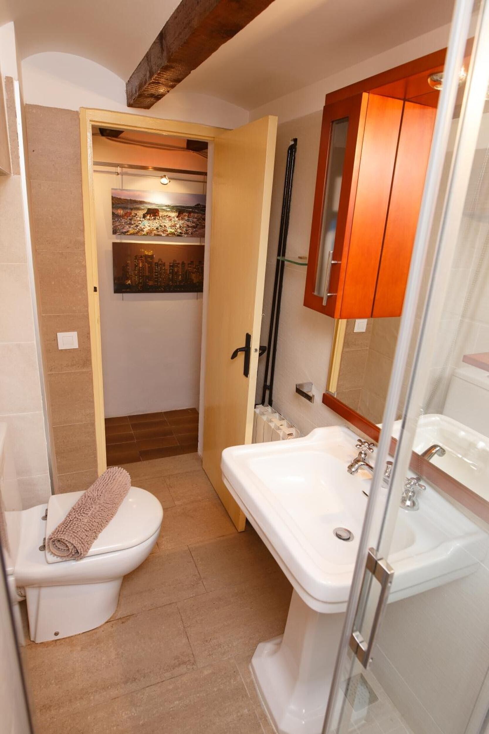 Une salle de bain avec des toilettes, un lavabo et une douche.