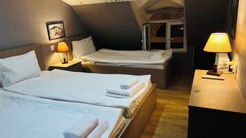 Classic-Dreibettzimmer, Stadtblick | Bügeleisen/Bügelbrett, kostenloses WLAN