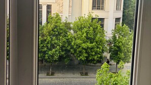 Una veduta di un edificio con una cupola e architettura classica, vista attraverso una finestra.