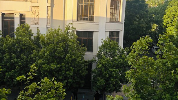 Un edificio con una cupola, colonne e una statua.