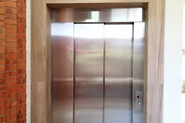 Building elevator