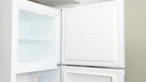 Un frigorifero bianco con ripiani multipli e vano congelatore.