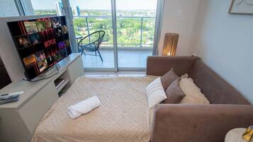 Tabla de planchar con plancha, wifi, ropa de cama