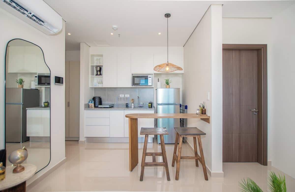 Frigorífico, microondas, placa de cocina y cafetera o tetera