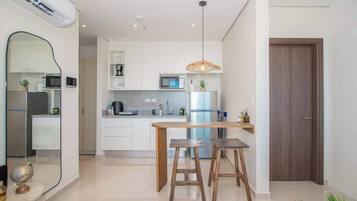 Frigorífico, microondas, placa de cocina y cafetera o tetera