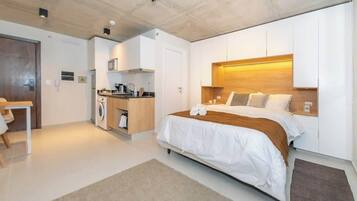 Iron/ironing board, WiFi, bed sheets