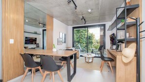 Ein modernes Interieur mit Essbereich, Küche und einem Balkon mit Blick.