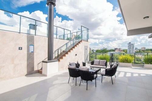 Stylish One BR,King bed,Pool, Gym, BBQ, Prime Area