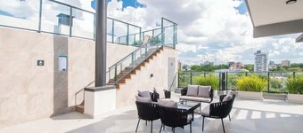 Stylish 1BR |King bed| Pool, Gym, BBQ | Prime Area