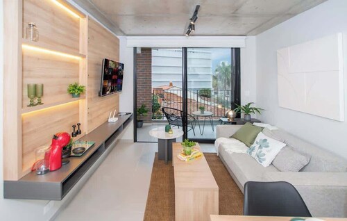 Business Ready Apt Workspace, Pool and Gym Access
