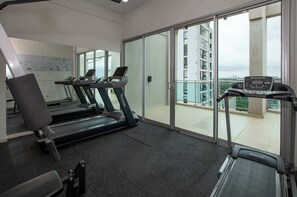 Ein Fitnessraum mit Laufbändern, einem Ergometer und einem Rudergerät.