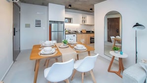 Una cucina moderna con zona pranzo.