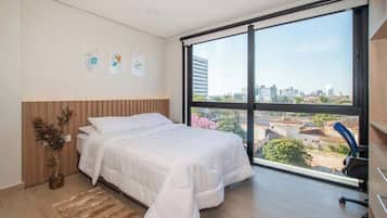 Tabla de planchar con plancha, wifi y ropa de cama