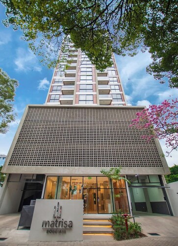 Chic Studio Near Malls with Pool and Gym