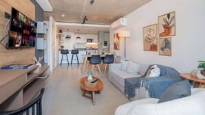 Un saló modern amb un sofà, una taula de centre i una obra d'art a la paret.
