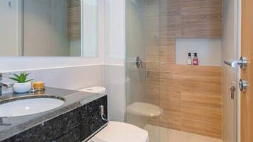 Chuveiro, secador de cabelo, shampoo