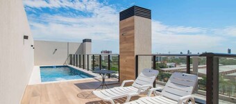 Chic 2BR | Pool & BBQ Lounge | 10 mins to Shopping