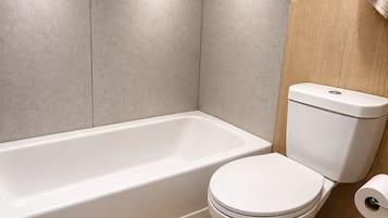 Kombinert dusj/badekar, håndklær, såpe og toalettpapir