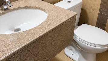 Ensemble douche/baignoire, serviettes fournies, savon, papier toilette