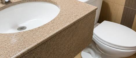 Tina con regadera, toallas, jabón, papel de baño