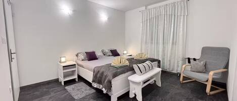 Iron/ironing board, WiFi, bed sheets