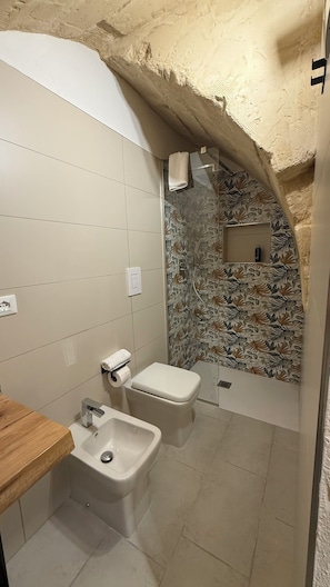 A bathroom with a sink, toilet, and shower area. - Peaceful 1-bedroom apartment with AC in Canosa di Puglia (Canosa di Puglia)