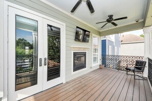 Terrace/patio - Luxury 6BR Home with Private Pool & Hot Tub - Houston Heights - Near Downtown (Houston)