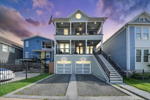 Exterior - Luxury 6BR Home with Private Pool & Hot Tub - Houston Heights - Near Downtown (Houston)