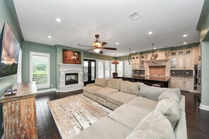 Living area - Luxury 6BR Home with Private Pool & Hot Tub - Houston Heights - Near Downtown (Houston)