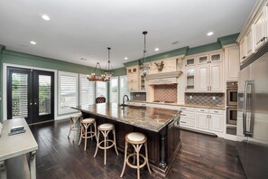 Paper towels - Luxury 6BR Home with Private Pool & Hot Tub - Houston Heights - Near Downtown (Houston)