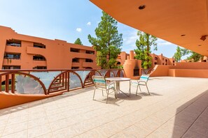 Outdoor dining - CASA CHOLLA-Beautifully updated unit with morning sunrise and pool views. (Phoenix)