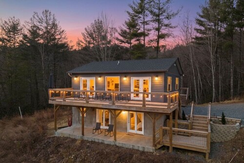 Stunning Mountain Views, Deck, Fire Pit & Hammock