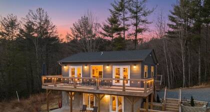 Stunning Mountain Views, Deck, Fire Pit & Hammock