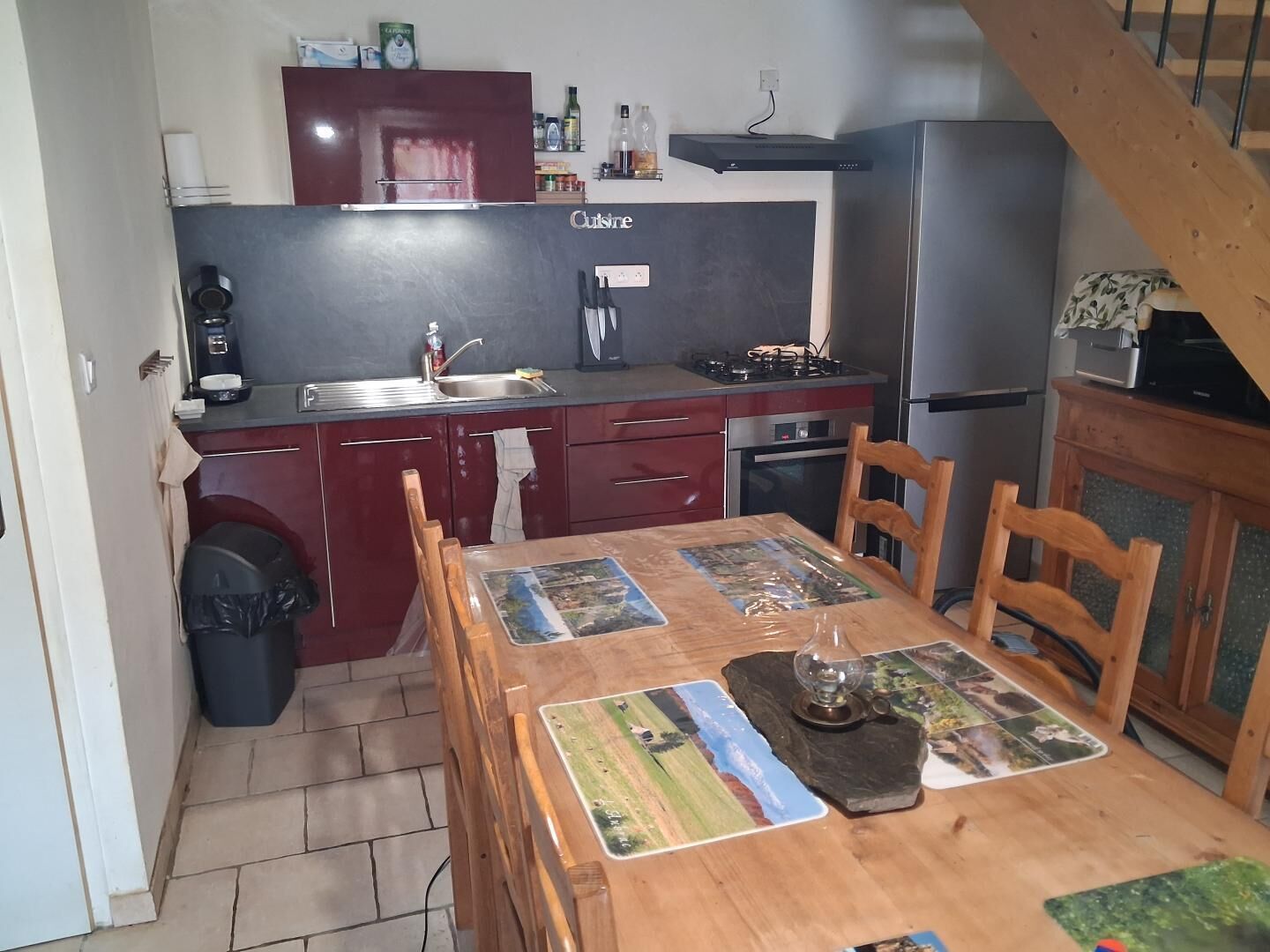 Kühlschrank, Mikrowelle, Ofen, Kochgeschirr/Geschirr/Besteck