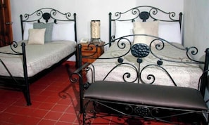 Quarto casal, 2 camas Queen, para não fumantes, ar-condicionado | Cofres nos quartos, ferros/tábuas de passar roupa, Wi-Fi de cortesia