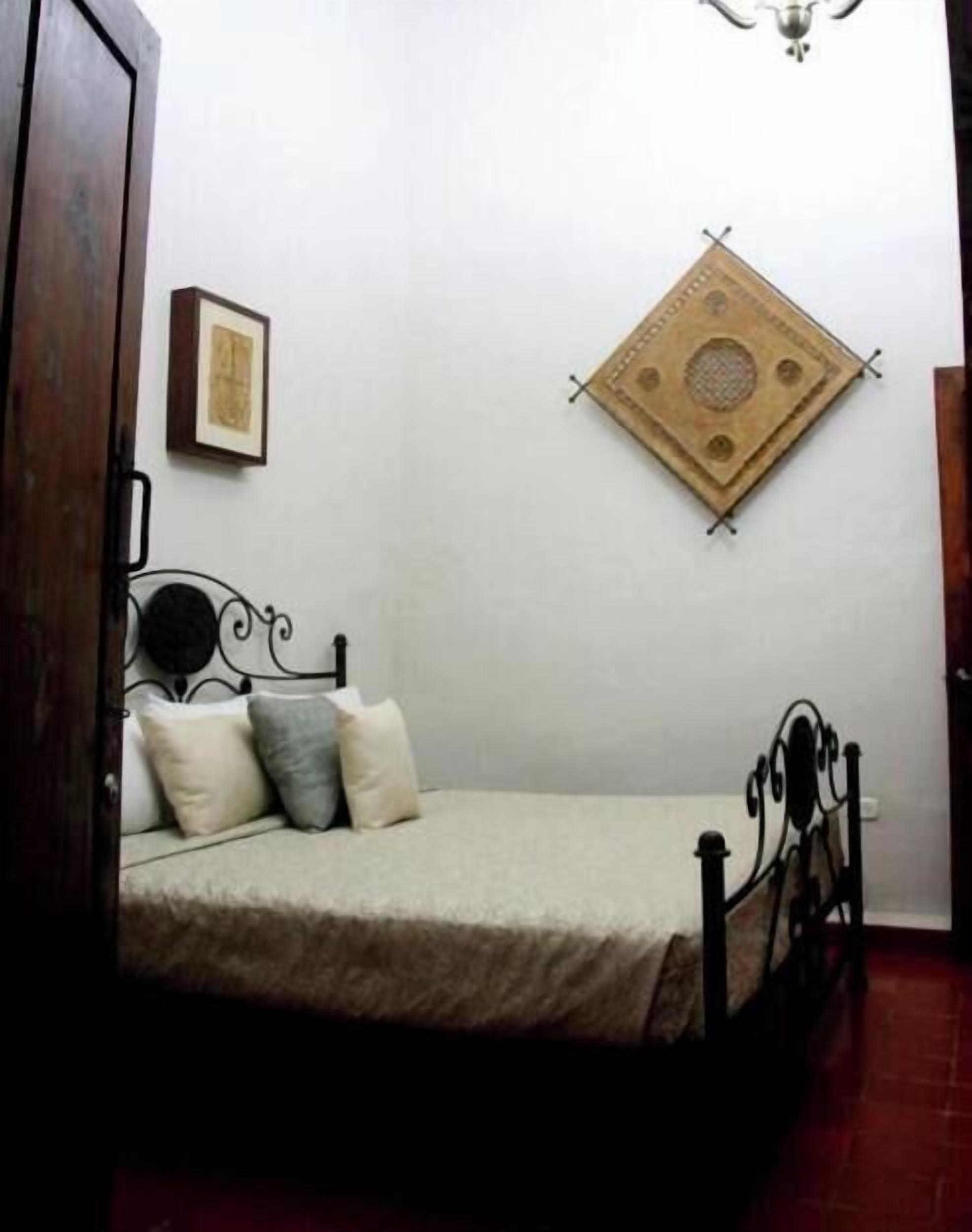Caja de seguridad en la habitación y tabla de planchar con plancha 