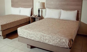 Quarto casal, 2 camas Queen, para não fumantes, ar-condicionado | Cofres nos quartos, ferros/tábuas de passar roupa, Wi-Fi de cortesia