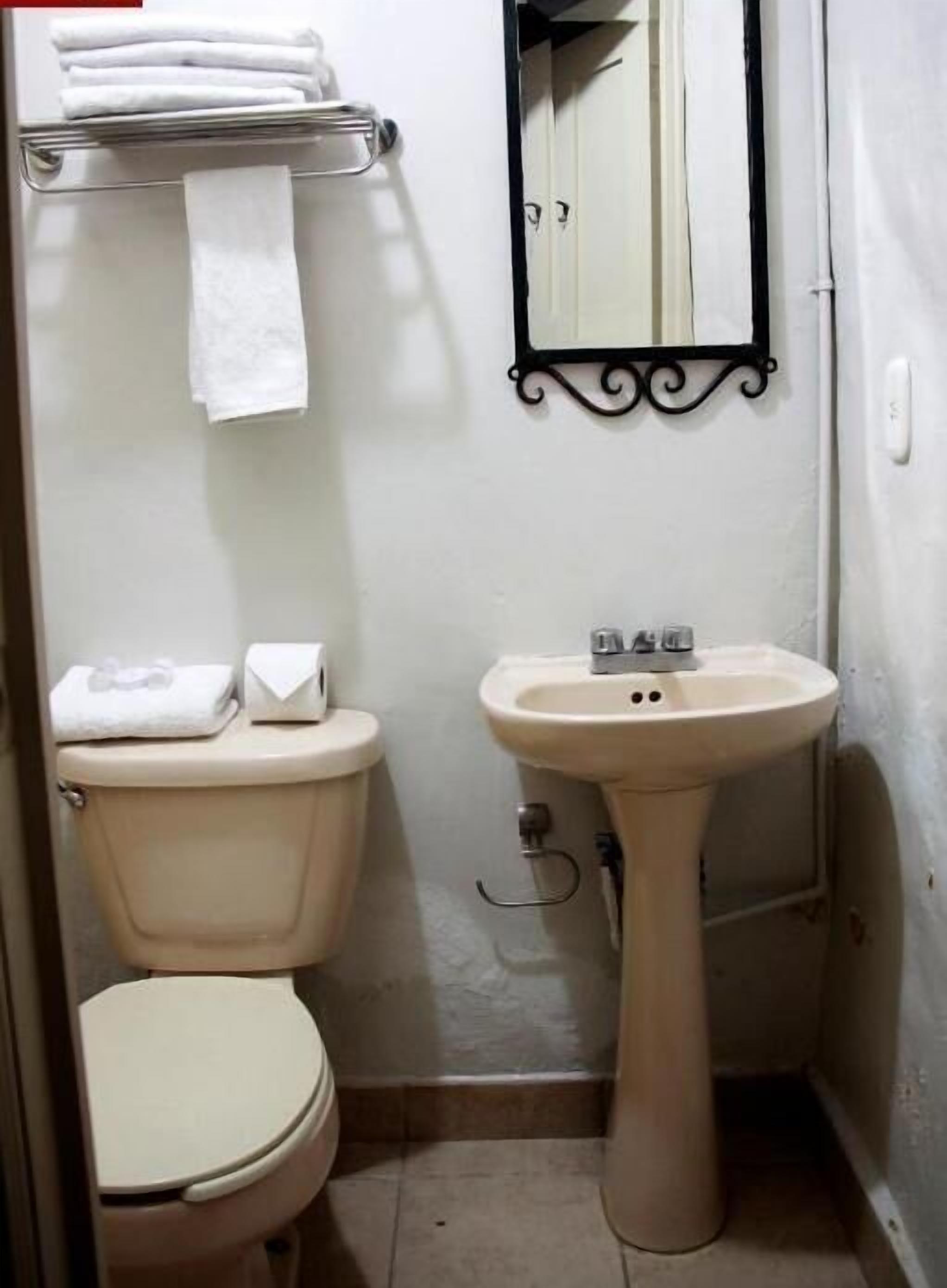 Regadera, toallas, papel de baño 