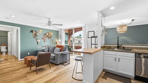 Eine moderne Wohnung mit Küche, Essbereich und Wohnzimmer.
