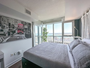 Comfort Suite, Lake View | Blackout curtains, iron/ironing board, free cots/infant beds, travel cot - Toronto City Centre Hotel Suites  (Toronto)
