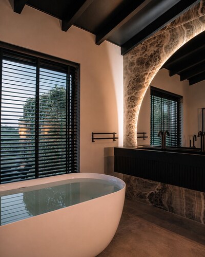 Luxe Overnight stay with Jacuzzi, Sauna & Zwemspa