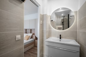 Shower, towels - Sea View Studio Apartment (Saint-Cyr-sur-Mer)