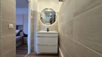 Douche, serviettes fournies