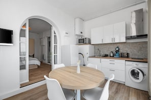 Fridge, microwave, stovetop, coffee/tea maker - Sea View Studio Apartment (Saint-Cyr-sur-Mer)