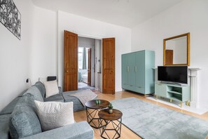 Ein modernes Wohnzimmer mit Sofa, Couchtisch und TV-Möbel.